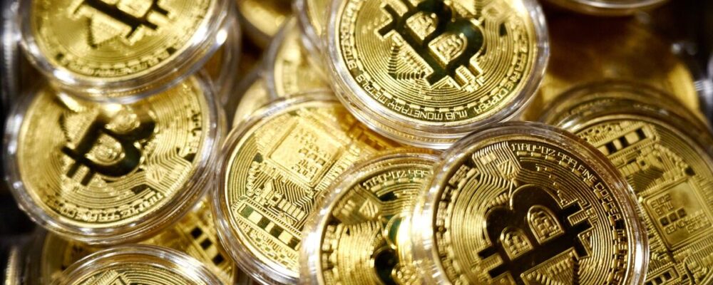 Gold, Bitcoin (BTC) Extend Rally as US Dollar, Japanese Yen Fall on Politics