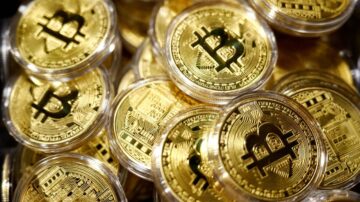 Gold, Bitcoin (BTC) Extend Rally as US Dollar, Japanese Yen Fall on Politics