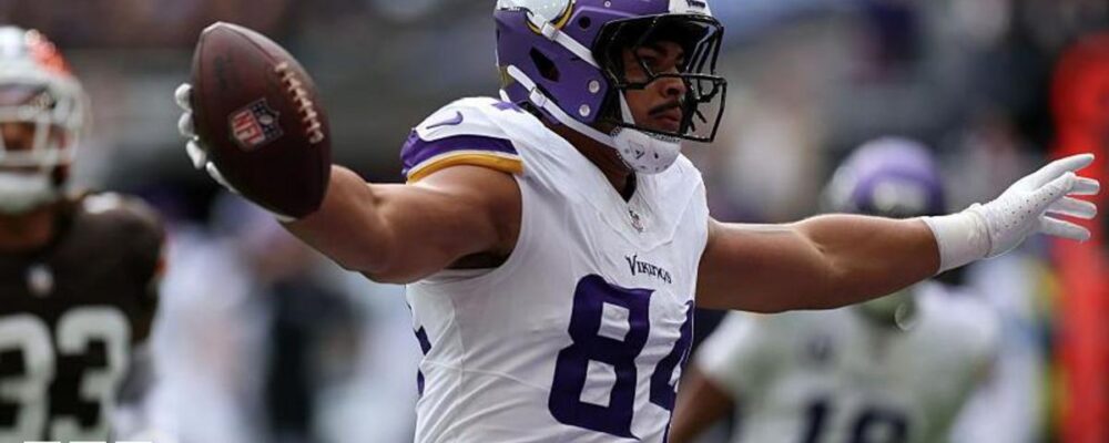 Josh Oliver scores a touchdown for the Minnesota Vikings against the Cleveland Browns