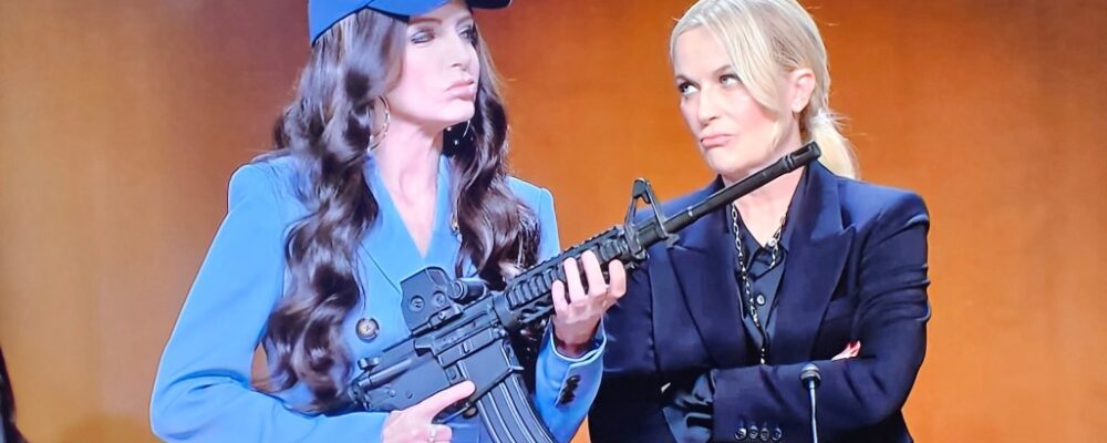 SNL Cold Open Reunites Amy Poehler & Tina Fey As Bondi & Noem
