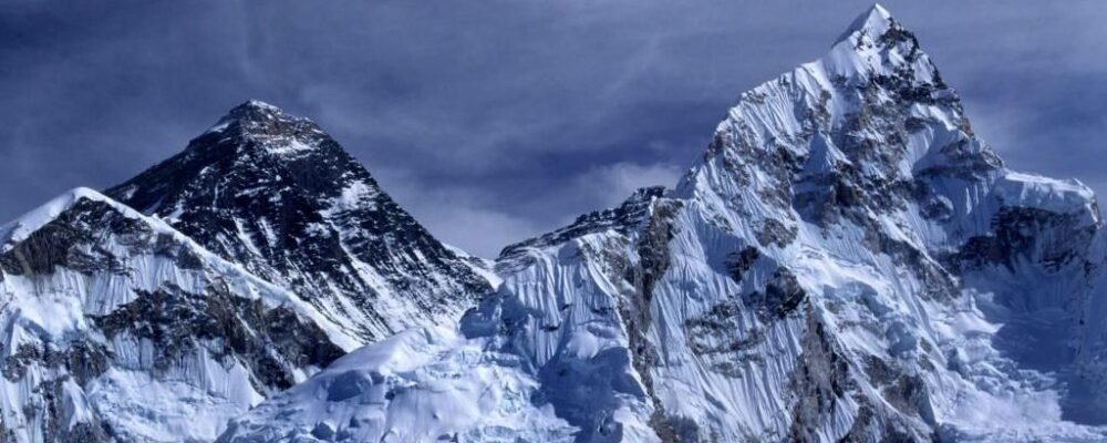 Snowstorm traps 1000 people on slopes of Mount Everest